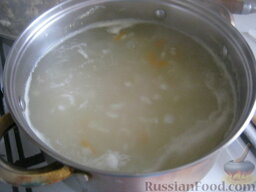 Суп с фрикадельками, овощами и пшеном: Добавить картофель, половину лука и моркови, а также пшено. Варить суп с фрикадельками на самом маленьком огне под крышкой до готовности картофеля и пшена, около 20-25 минут.