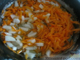 Суп с фрикадельками, овощами и пшеном: Разогреть сковороду, налить растительное масло. Выложить лук и морковь. Тушить все, помешивая, на среднем огне 3-4 минуты.