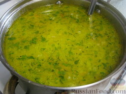 Суп с фрикадельками, овощами и пшеном: Выложить в суп овощную зажарку. Поперчить и досолить, если есть необходимость. Варить суп с фрикадельками 5 минут под крышкой на самом маленьком огне. Перед подачей супа добавить зелень.