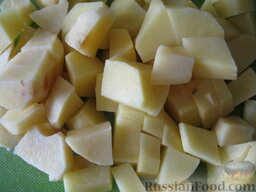 Суп гороховый вегетарианский: Тем временем очистить и помыть картофель. Нарезать кубиками.