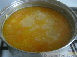 Суп гороховый вегетарианский: Выложить в суп овощную зажарку, картофель и чеснок. Посолить и поперчить. Варить вегетарианский гороховый суп до готовности под крышкой на небольшом огне, около 20 минут.