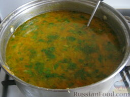 Суп гороховый вегетарианский: Перед подачей выложить в кастрюлю зелень. Вегетарианский гороховый суп готов. Хорошо подавать с гренками.