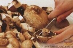 Грибной суп-пюре с картофелем: Крупные шампиньоны нужно порезать мелкими кусочками, а мелкие грибы достаточно разрезать на 2-3 части.