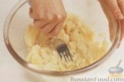 Котлеты из трески: Как приготовить котлеты из трески:    1. Соленую треску вымочить в холодной воде в течение 24 часов, меняя воду раз 5. Осушить рыбу.  2. Картофель отварить в шкурке в подсоленной воде до мягкого состояния, примерно в течение 20 минут. Осушить картофель, почистить и размять вилкой.  3. Рыбу сложить в миску с молоком и половиной всего лука, оставить на 10-15 минут. Достать рыбу из молока, разломать на мелкие кусочки, удалив кости и шкуру. Сложить треску в большую миску.