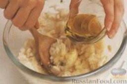 Котлеты из трески: 4. В миску с рыбой добавить 60 граммов (4 столовые ложки) размятого картофеля и хорошо перемешать деревянной ложкой. Затем ввести оливковое масло и оставшийся картофель. Добавить оставшийся зеленый лук и петрушку, немного черного молотого перца, соли и лимонного сока. Ввести 1 яйцо и дать массе остыть.