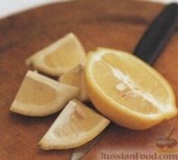 Котлеты из трески: Лимонный сок лучше не выжимать заранее, плод разрежьте на небольшие кусочки, а в процессе приготовления выдавливайте из них сок.