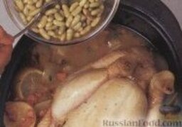 Курица, тушенная с фасолью в духовке: 5. Через час достать жаровню из духовки, куриную тушку снова полить соусом, в жаровню ввести фасоль и снова поставить курицу с фасолью в духовку на 30 минут, до готовности куриного мяса.  Готовую курицу разобрать на куски и подавать на порционных тарелках с фасолью.