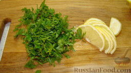 Рыба на пару: Как приготовить рыбу на пару:    Измельчить зелень, нарезать лимон.