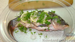 Рыба на пару: Выложить рыбу в пароварку, положить сверху несколько кусочков лимона, притрусить оставшейся рубленой петрушкой.  Варить рыбу на пару до готовности примерно 20 минут.