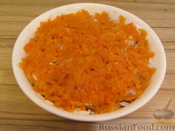 "Грибная поляна" с жареными шампиньонами: Затем выложить слой морковки.