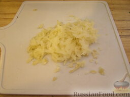 "Грибная поляна" с жареными шампиньонами: Картофель отварить, очистить, натереть на крупной терке.