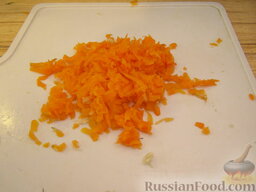 "Грибная поляна" с жареными шампиньонами: Морковь отварить, очистить, натереть на крупной терке.
