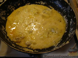 Омлет с шампиньонами, тушенными в сливках: Вылить яичную смесь на грибы. Уменьшить огонь до слабого, накрыть сковороду крышкой и готовить омлет с шампиньонами еще 7-10 минут.
