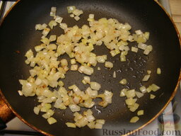 Котлетки рисовые: На сковороде разогреть 1 ст. ложку масла. Обжарить лук, помешивая, на среднем огне до прозрачности (7-10 минут).