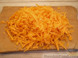 Котлетки рисовые: Морковь очистить и натереть.