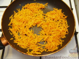 Котлетки рисовые: Разогреть сковороду, налить 2 ст. ложки масла. Выложить морковь и обжарить ее, помешивая, на среднем огне до мягкости (7-10 минут).