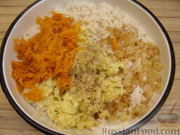 Котлетки рисовые: Смешать рис, картофель, морковь, лук. Добавить соль и молотый черный перец. Тщательно перемешать получившуюся массу.