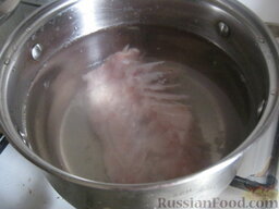 Рыбные котлеты в томатной подливке: Сварить рыбный бульон. Или вскипятить чайник.
