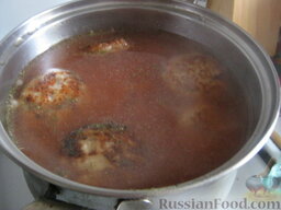 Рыбные котлеты в томатной подливке: Подготовить соус. Для этого в бульоне (или кипятке) развести томатную пасту, посолить, поперчить, добавить лавровый лист и сахар. Залить подливой котлеты.