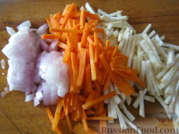 Красный борщ с курицей: Очистить и помыть репчатый лук, корень сельдерея, морковь. Морковь и сельдерей нарезать соломкой. Лук нарезать кубиками.