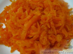 Салат "Гранатовый браслет" с языком: Вымыть и отварить морковь в мундире до готовности, около 20-30 минут. Охладить. Очистить. Натереть на крупной терке.