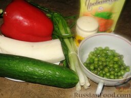 Салат с дайконом, красным перцем и огурцом: Продукты для салата из дайкона. Майонез, конечно, полезней приготовить домашний.