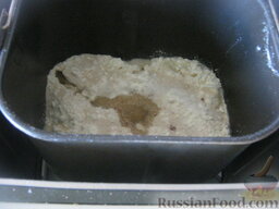 Домашний хлеб из хлебопечки: Затем добавить все остальные ингредиенты. Вставить ведерко в хлебопечь. Закрыть крышку. Включить печь. Включить программу 