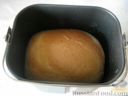 Домашний хлеб из хлебопечки: После сигнала о готовности домашнего хлеба в хлебопечке открыть крышку, вынуть ведерко (очень осторожно - горячо). Вынуть хлеб.