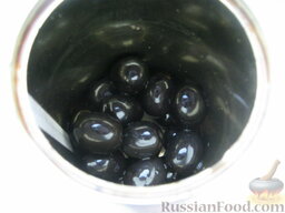Постная овощная солянка: Открыть баночку маслин.