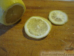 Постная овощная солянка: Помыть и нарезать тонкими кружочками лимон.