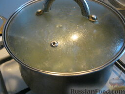 Постная овощная солянка: Вскипятить 2,5 литра воды. В кипяток опустить подготовленный картофель.
