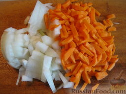 Постная овощная солянка: Почистить и помыть лук и морковь. Лук нарезать мелкими кубиками. Морковь нарезать тонкой соломкой.