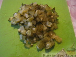 Постная овощная солянка: Соленые огурцы нарезать кубиками или натереть на крупной терке.