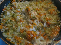 Постная овощная солянка: Затем добавить огурцы и капусту. Добавить немного кипятка. Тушить все вместе 10 минут.