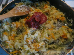 Постная овощная солянка: Затем добавить томатную пасту или томатный сок. Перемешать. Потушить 1 минуту.