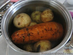 Оливье "Шапка деда Мороза": Как приготовить новогодний салат Оливье:    Хорошо промыть картофель и морковь. Залить холодной водой и довести до кипения. Сделать средний огонь и варить овощи до готовности. Картофель - примерно 20 минут. Морковь - 20-30 минут. Овощи охладить и очистить.