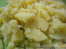 Оливье "Шапка деда Мороза": Картофель нарезать кубиками.