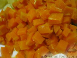 Оливье "Шапка деда Мороза": Половину моркови нарезать кубиками.