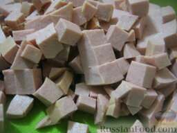 Оливье "Шапка деда Мороза": Вареную колбасу (или ветчину) нарезать кубиками.
