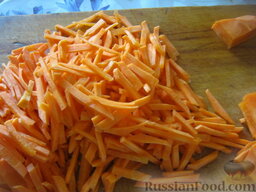 Плов со свининой или бараниной: Морковь очистить, помыть и нарезать соломкой.