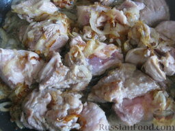 Плов со свининой или бараниной: Выложить подготовленное мясо. Все готовить до состояния, когда мясо покроется зажаренной корочкой, около 10 минут.