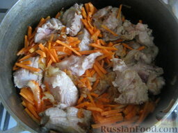Плов со свининой или бараниной: Затем добавить морковь. Обжарить все вместе, помешивая, 3-5 минут.