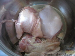 Щи из квашеной капусты с перловкой: Как приготовить щи из квашеной капусты:    Курицу вымыть. Залить холодной водой. Довести до кипения, снимая пенку. Посолить.