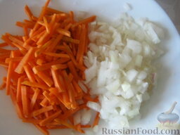 Щи из квашеной капусты с перловкой: Очистить и помыть лук репчатый и морковь. Лук нарезать кубиками, а морковь - тонкой соломкой.