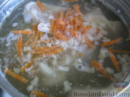 Щи из квашеной капусты с перловкой: К курице добавить перловку, картофель, половину моркови и лука. Варить 20-25 минут.