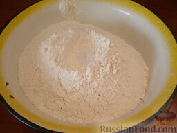 Пельмени по-домашнему: Как приготовить пельмени по-домашнему:    Сначала готовим тесто:    500 г муки смешиваем с солью.