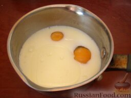 Пельмени по-домашнему: Молоко греем до температуры 40 градусов. Добавляем яйца и растительное масло. Тщательно перемешиваем.