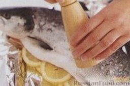Запеченный лосось праздничный: Как приготовить лосося запеченного праздничного:    1. Включить духовку для предварительного разогрева до 180 градусов. Рыбу промыть, просушить и выложить на большой кусок фольги. Внутрь рыбы положить зеленый лук и кружочки лимона, а сверху посыпать солью и перцем, и тоже накрыть несколькими ломтиками лимона.    2. Завернуть края фольги кверху и скрепить, образуя пакет с рыбой внутри. Перенести пакет с рыбой на противень и поставить в разогретую духовку. Запекать лосося около 1 часа.    3. Достать противень из духовки и оставить при комнатной температуре на 15 минут, а затем развернуть пакет и дать лососю запеченному остыть.