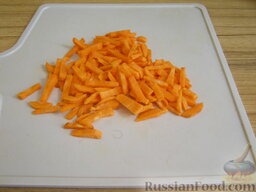 Борщ флотский: Как приготовить флотский борщ:    Морковь очистить, вымыть и нарезать соломкой.