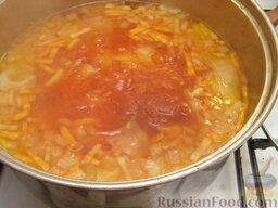 Борщ флотский: Добавить томатную пасту. Варить еще 5 минут.